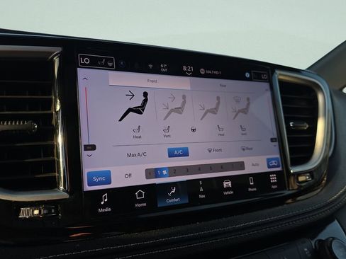 Used 2025 Chrysler Pacifica Limited FWD image 29