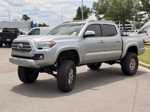 Used 2022 Toyota Tacoma SR5 w/ Technology Package RWD image 13