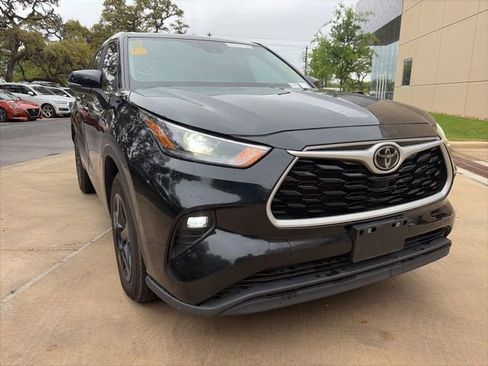 Used 2023 Toyota Highlander LE FWD image 5