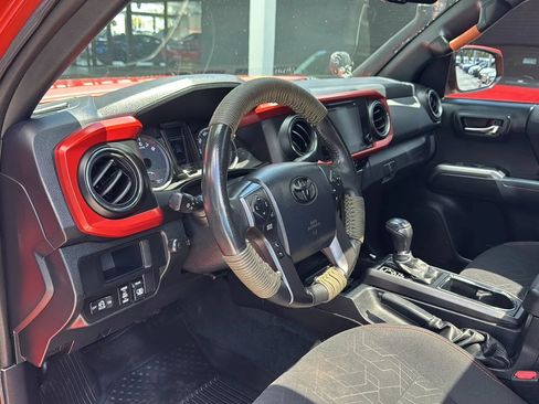 Used 2017 Toyota Tacoma TRD Off-Road w/ Premium & Technology Package AWD/4WD image 13