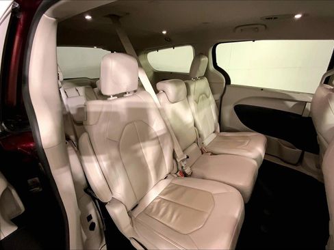 Used 2019 Chrysler Pacifica Touring-L image 23
