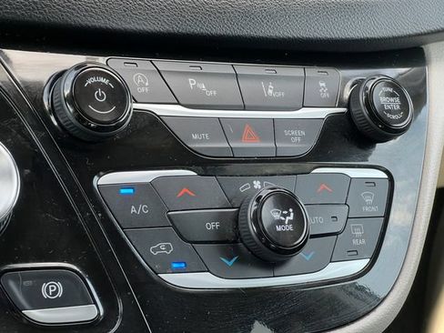 Used 2023 Chrysler Pacifica Touring-L FWD image 25
