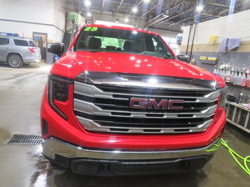 Used 2023 GMC Sierra 1500 SLE AWD/4WD image 2