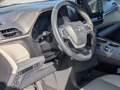 Used 2022 Toyota Sienna XLE image 7