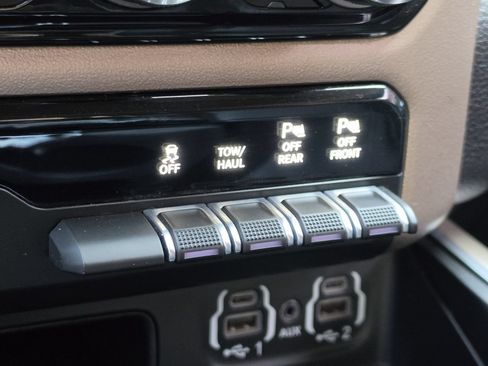 Used 2021 RAM 1500 Laramie AWD/4WD image 32
