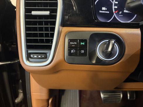Used 2021 Porsche Cayenne Turbo AWD/4WD image 25