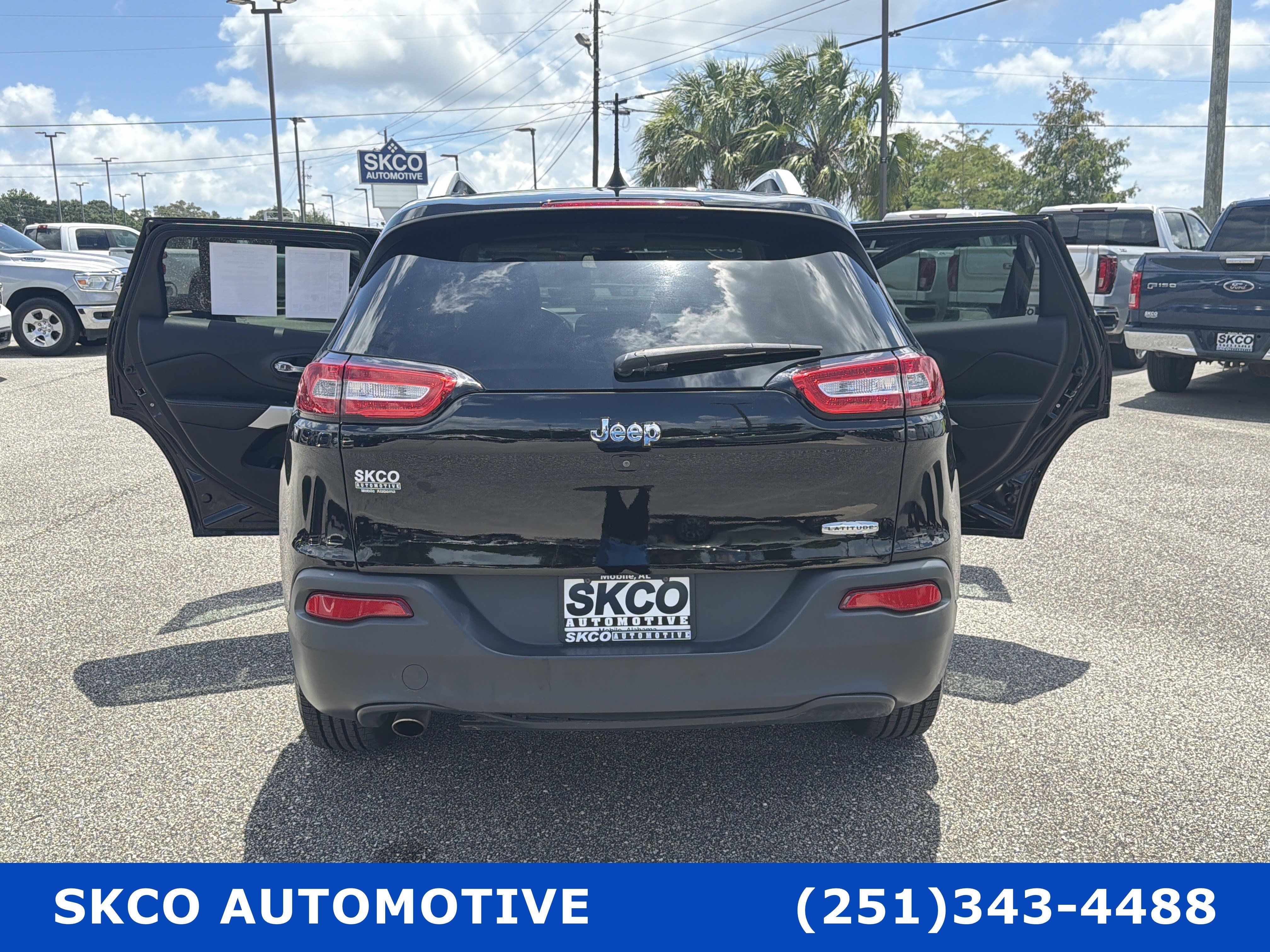 Used 2018 Jeep Cherokee Latitude Plus AWD/4WD image 32