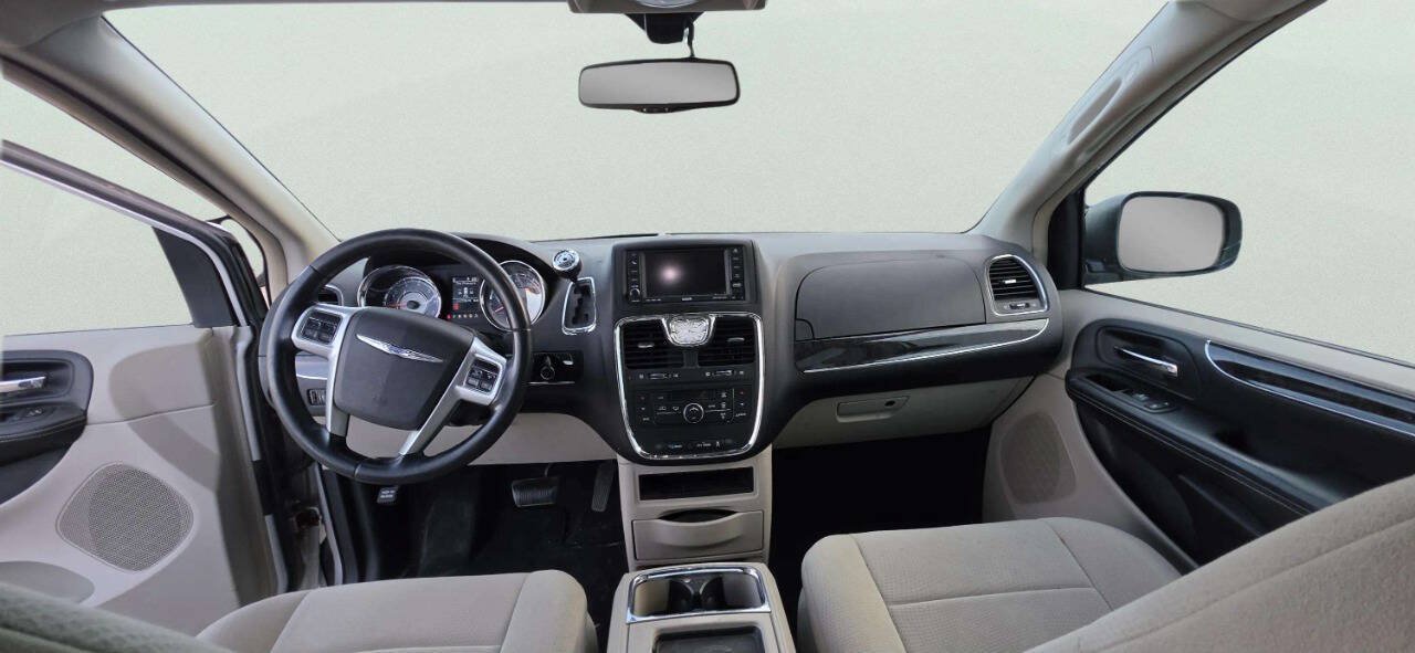 Used 2011 Chrysler Town & Country Touring w/ Entertainment Group #1 FWD image 7
