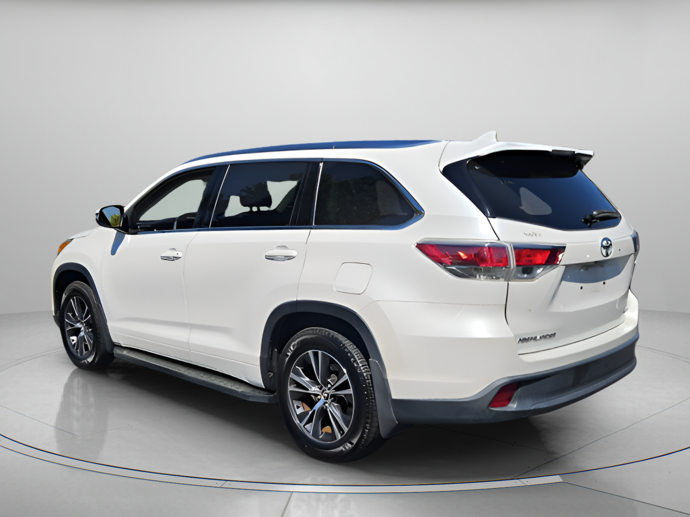 Used 2016 Toyota Highlander XLE AWD/4WD image 3