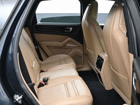 Used 2023 Porsche Cayenne Platinum Edition image 38
