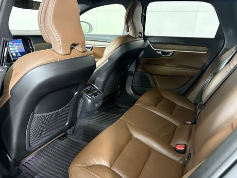 Used 2025 Volvo V90 B6 Cross Country Plus w/ Protection Package Premier image 38