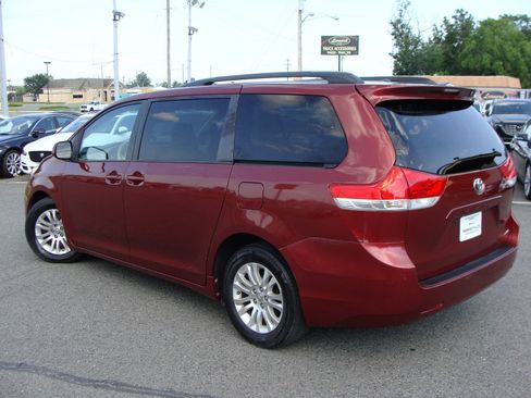 Used 2014 Toyota Sienna XLE FWD image 4