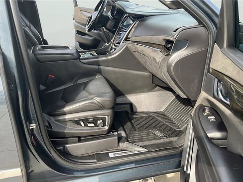 Used 2019 Cadillac Escalade ESV Platinum image 13
