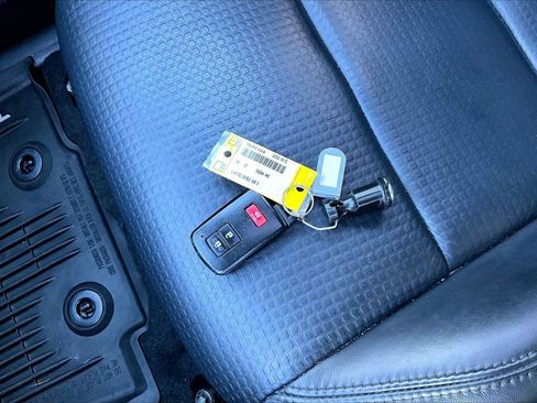 Used 2019 Toyota Tacoma Limited image 32