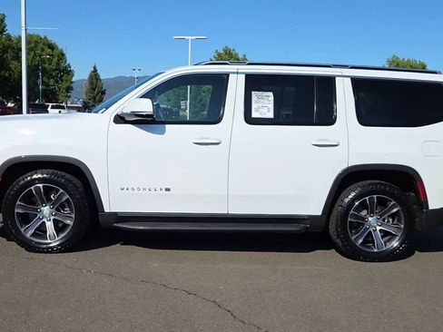 Used 2022 Jeep Wagoneer Series III AWD/4WD image 5
