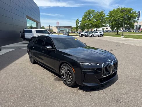 Used 2025 BMW 740i xDrive AWD/4WD image 8