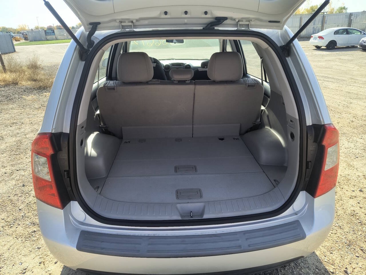 Used 2008 Kia Rondo FWD image 23