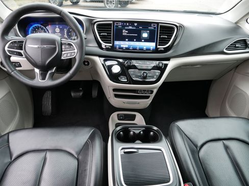 Certified 2024 Chrysler Pacifica Touring-L image 10
