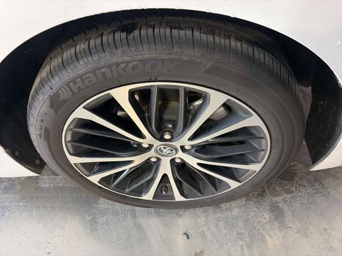 Used 2019 Toyota Camry SE image 14