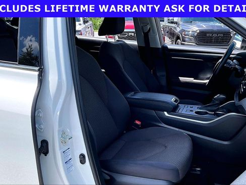 Used 2021 Toyota Highlander LE AWD/4WD image 7