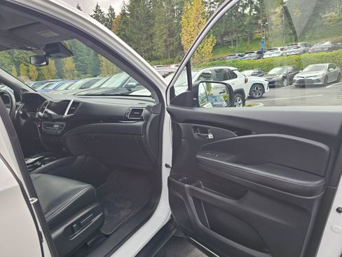 Used 2017 Honda Pilot Touring image 12