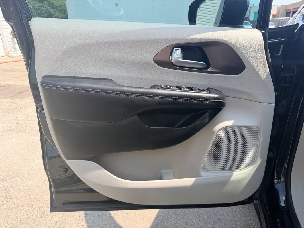 Used 2017 Chrysler Pacifica Touring-L Plus FWD image 21