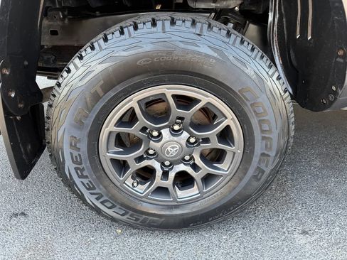 Used 2018 Toyota Tacoma SR5 RWD image 30