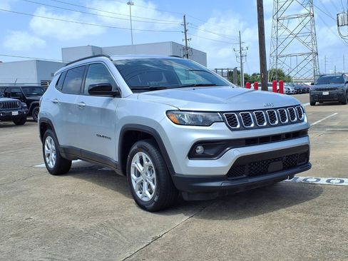 Used 2024 Jeep Compass Latitude AWD/4WD image 2