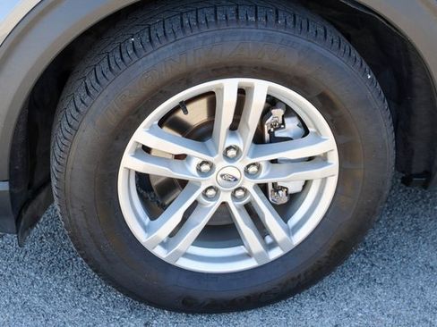 Used 2022 Ford Explorer XLT image 7