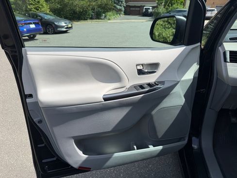 Used 2012 Toyota Sienna SE FWD image 11