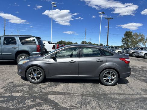 Used 2013 Ford Focus SE FWD image 2