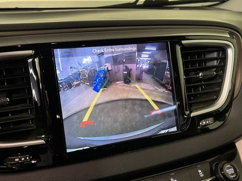 Used 2019 Chrysler Pacifica Touring Plus image 30