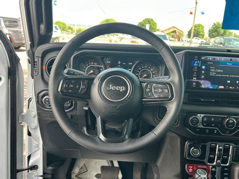 Used 2025 Jeep Gladiator Mojave w/ Convenience Group AWD/4WD image 9
