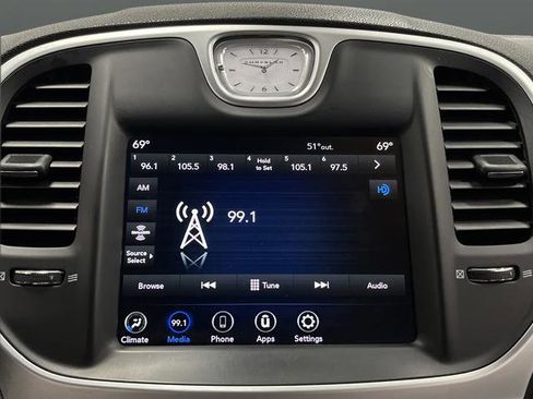 Used 2023 Chrysler 300 Touring w/ Sport Appearance Package image 15