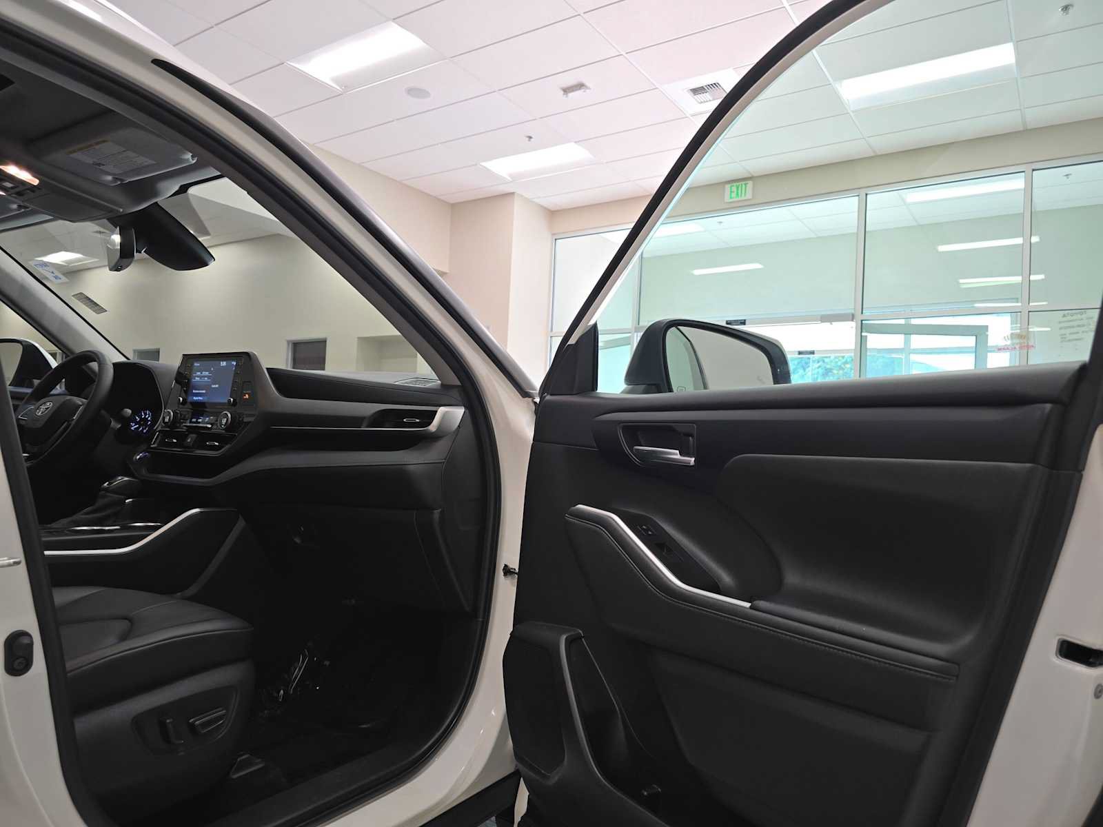 Used 2020 Toyota Highlander XLE AWD/4WD image 28