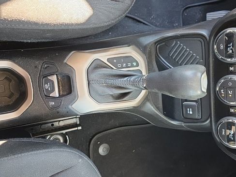 Used 2017 Jeep Renegade Latitude w/ Popular Equipment Group image 18