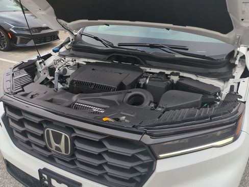Used 2025 Honda Pilot Sport image 45