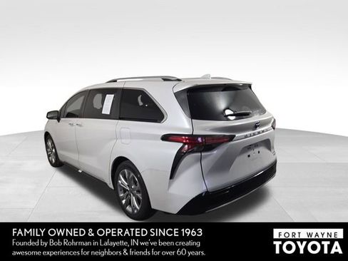 Used 2023 Toyota Sienna Platinum FWD image 9
