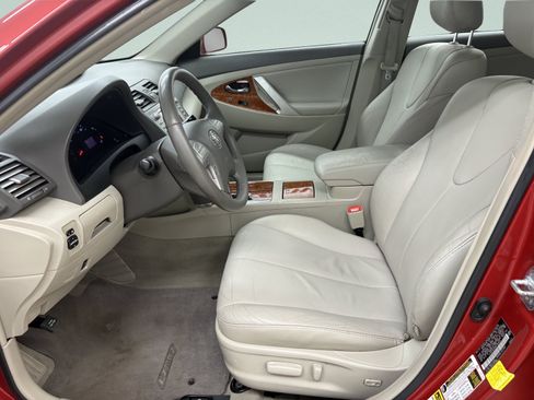 Used 2011 Toyota Camry XLE w/ SE/XLE Extra-Value Pkg FWD image 9