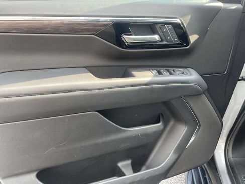 Used 2025 Chevrolet Suburban LT RWD image 18