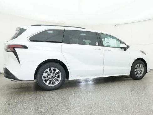 New 2026 Toyota Sienna XLE image 26
