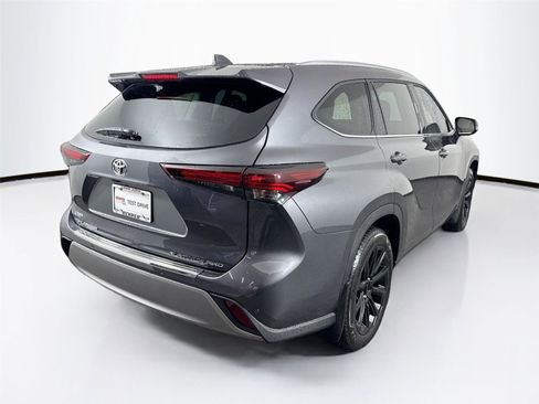 Certified 2025 Toyota Highlander Platinum image 3