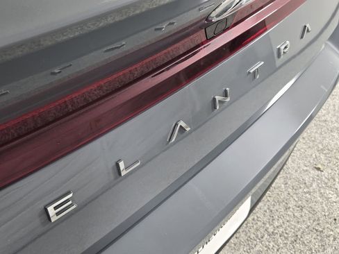 Used 2022 Hyundai Elantra SEL w/ Convenience Package FWD image 12