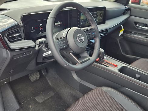 Used 2025 Nissan Kicks SR AWD/4WD image 18