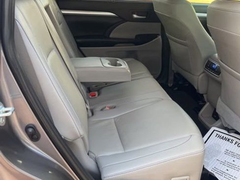 Used 2019 Toyota Highlander XLE image 10