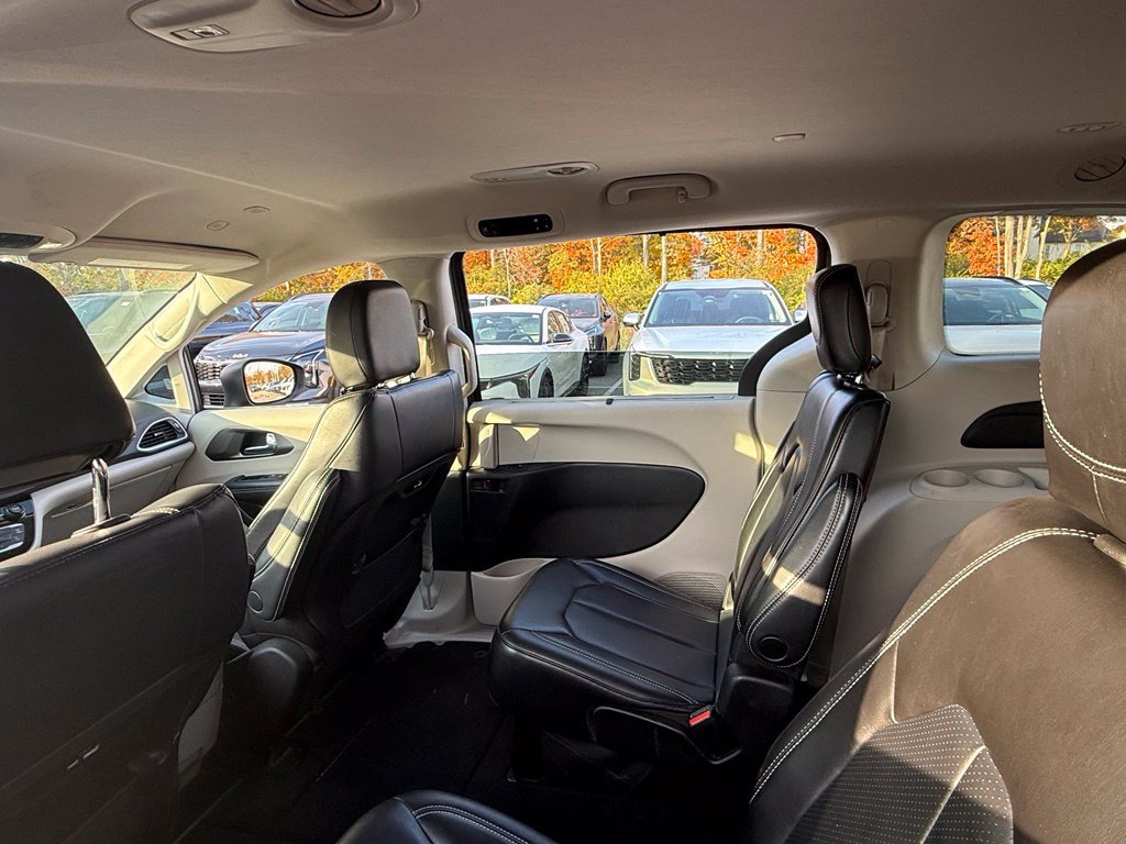 Used 2023 Chrysler Pacifica Touring-L FWD image 12