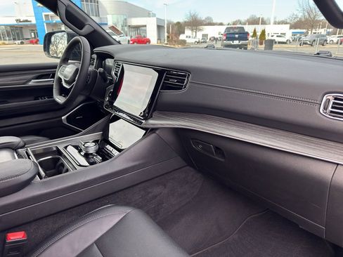 Used 2024 Jeep Wagoneer Series III image 33