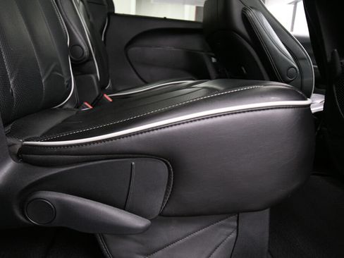 Used 2025 Chrysler Pacifica Limited FWD image 28