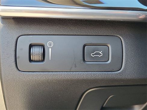 Used 2019 Volvo XC90 T6 Momentum w/ Protection Package Premier image 18