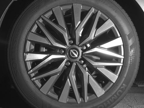 Used 2025 Nissan Altima 2.5 SV FWD image 12